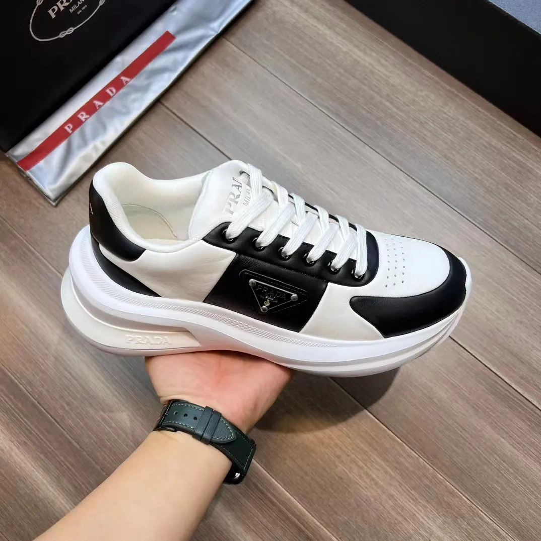 P440 Prad* men's new soft leather casual sneakers. This sneaker is made of Napa cowhide. The leather is soft and fine, with a natural texture, which improves breathability. The outer side is coated with an enamel metal triangle logo to embellish the shoe body. The tongue and heel are decorated with brand letter logo details. Ultra-lightweight 6cm concave and convex rubber thick sole with PRADA letter logo on the side and cowhide lining. It feels comfortable on the foot and is exquisite and versatile!
